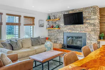 Image de Dog-friendly, second floor condo with pool & hot tub access, & wood fireplace