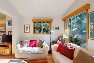 Image de Tree-lined cabin with studio & gorgeous decks, just up from Whaleshead Beach