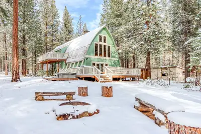 Image de Lovely home by waterfalls with firepit, hot tub & washer&dryer - dog-friendly