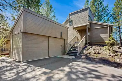 Image de Multi-level home with private hot tub, decks, and Sharc passes provided