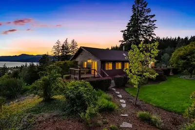 Gorge View Retreat | Waterfall, Private Trail and Forest Bathing!