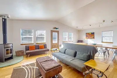 Image de Luxurious house w/ great room, woodstove & beach nearby - dogs Ok