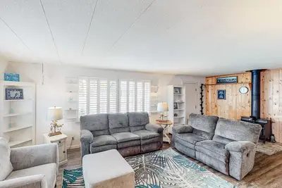 Image de Retro-chic retreat near the beach with a fenced yard & deck, & washer&dryer