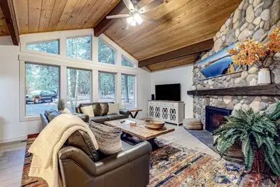 Image de Family-Friendly Home with Fireplaces, Firepit, Gas Grill, Free WiFi, Central Ac