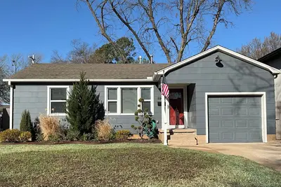 Image de Brookside Bungalow : Your 2-Bedroom Sanctuary in Tulsa’s Favorite Neighborhood