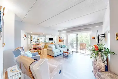 Image de Beautifully remodeled villa near the beach with tennis, pickleball, & pool