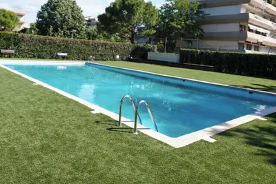 Image de Appartement lumineux avec jardin et piscine