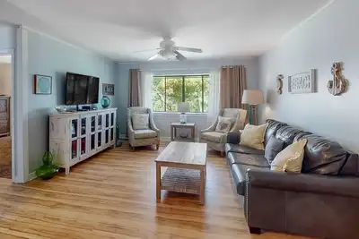 Image de Welcoming villa with pool, beach access, patio, central Ac, & washer/dryer