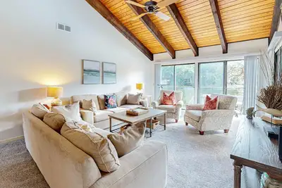 Image de Peaceful villa with large deck and lagoon views, close to Harbour Town