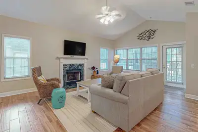 Image de Bright, comfortable villa near beach with pool access - 7-night summer stays