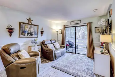 Image de Updated island condo with two pools, tennis, & game room - walk to the beach