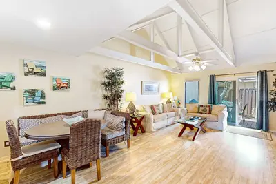 Image de Lovely villa near the water with hot tub, pool, tennis court, patio, Ac