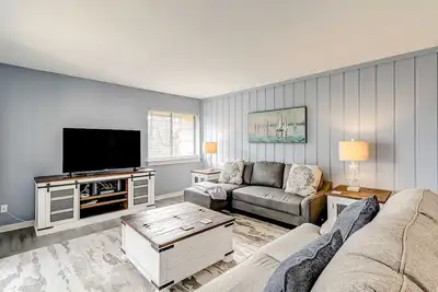 Image de Inviting condo with pool, balcony, beach access & washer/dryer - golf nearby