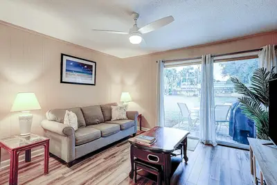 Image de 2-story condo with pool, private patio, & grill - walk to beach - near Coligny