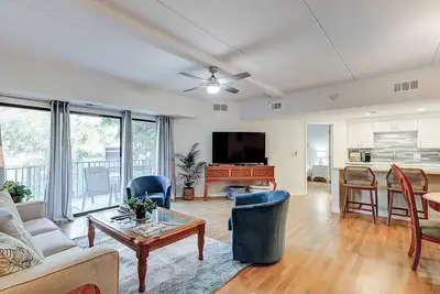 Image de Cozy condo with tennis, pool, beach access, & private furnished balcony