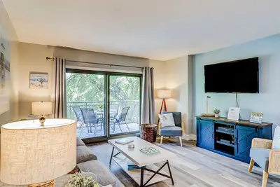 Image de 4th-floor villa with balcony, beach access, outdoor pool, & grills