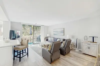 Image de Renovated lagoon view villa with balcony, WiFi, shared pools, & beach access