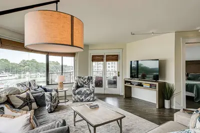 Image de Yacht Club Villas | Updated corner condo with marina view, shared pool & hot tub