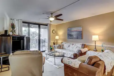 Image de Fun island retreat with pool, hot tub, beach access & balcony