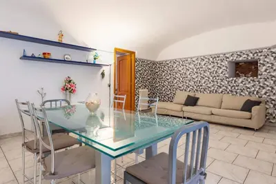 Image de GuestHost - A welcoming and spacious 136 square meters apartment, perfect for nine people, located on the first floor of the historic Palazzo Pardo (semi-independent entrance, no elevator). The property enjoys an excellent, central location (limited traff