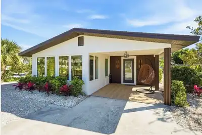 Image de 2 bedroom 2 bath. This peaceful and centrally located place. You’re gonna love!