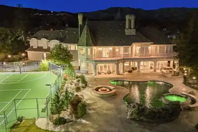 Image de Royal Estate Near La - Castle-Style 5br with Pool & Hot Tub