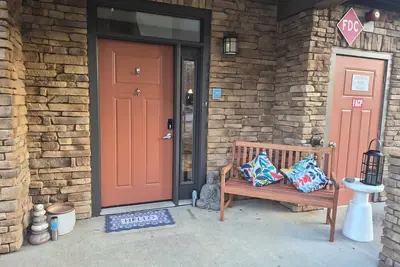 Image de Ideally-located 2-bedroom townhome with a backyard on a golf course in  Richland