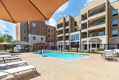 Image de Suite w/ 2 Qn Beds Nr Iah Airport | Free Breakfast