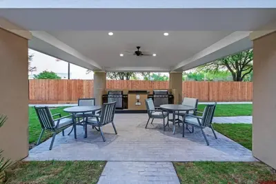 Image de Ada Suite Near Iah | Roll-In Shower | Free Shuttle