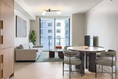 Image de C2111 - Urban Minimalist Escape with High-Floor Views & Pool in Miami Downtown