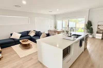 Image de Eagle Breeze is a modern 3-bedroom, 2-bathroom home in Eaton