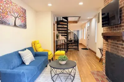 Image de Cozy City Escape - Charm, Comfort & Unbeatable Location