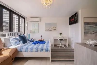 Image de Luxe Beachside Oasis: Pool, Parking & Generator