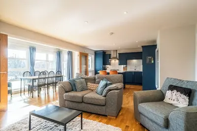 Image de Bright Top Floor Haven | Modern 2br in Edinburgh - Pass the Keys