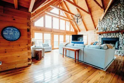 Image de Newly Listed & Renovated 5 Bedroom Cabin, Cove-front living with private dock!