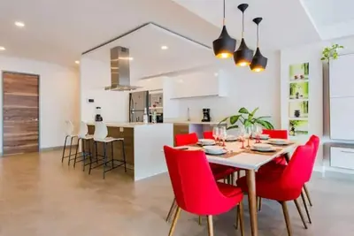 Image de Spacious 4-bedroom duplex Penthouse with rooftop access & resort-style amenities