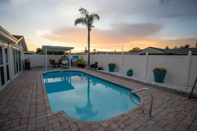 Image de Tropical Gateway w/outdoor pool and hot tub! Pet friendly.