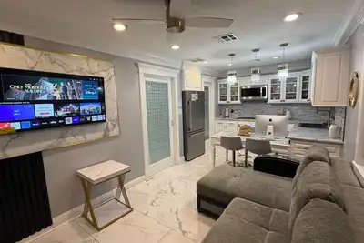 Image de Private Luxury Poolside Guest Suite with Fire Pit & Modern Interior