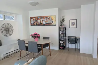 Image de Stylish Mount Pleasant Townhouse | Walkable, Pet Friendly Stay