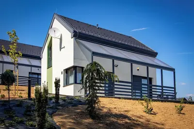 Image de Modern home in vineyards with shared sauna