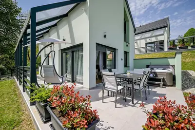 Image de Modern vineyard home with private jacuzzi