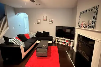 Image de 3-bedroom townhome in charming Decatur,