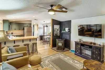 Image de 1 Mi to Woodland Lake! Cabin w/ Dog-Friendly Yard