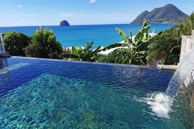 Image de Vue mer exceptionnelle & piscine à débordement – Duplex haut de gamme au Diamant