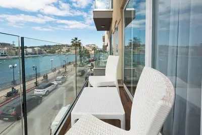 Image de Stylish beachfront 2br home Near Coast & Dining