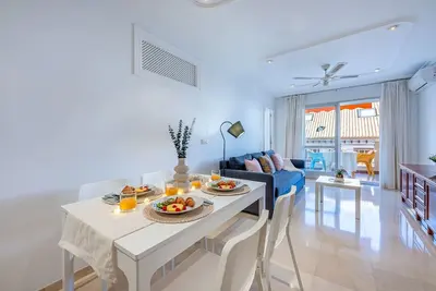 Image de Renovated apartment on the seafront promenade fuengirola