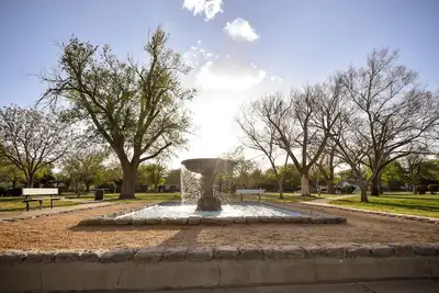 Image de Family friendly, 3br/2ba with park view, minutes from downtown venues.