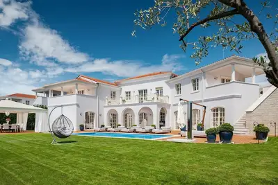 Image de Villa Ivana – The Elegant Escape<br>Villa de luxe pouvant accueillir jusqu’a 8 personnes avec piscine privée chauffée dans un environnement paisible.