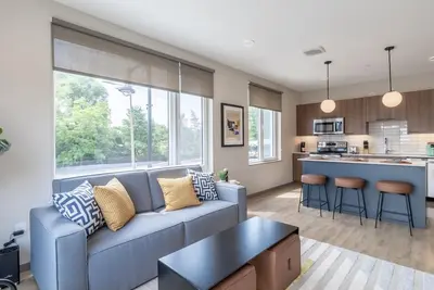 Image de New! Boston 4 Bedroom - 3 bathroom suite with full kitchen plus washer and dryer.