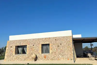 Image de Cin It075030c200118473 Elegant and modern villa with swimming pool.